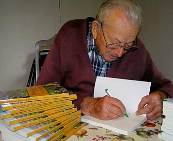 Vince signing
his memoir